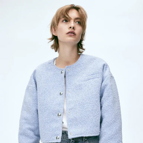 Bledě modré sako s knoflíky, H&M, 959 Kč
