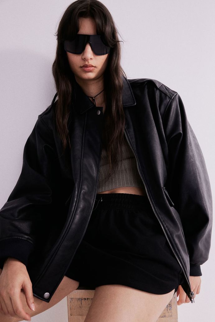 Černý koženkový bomber značky H&M za 1199 Kč
