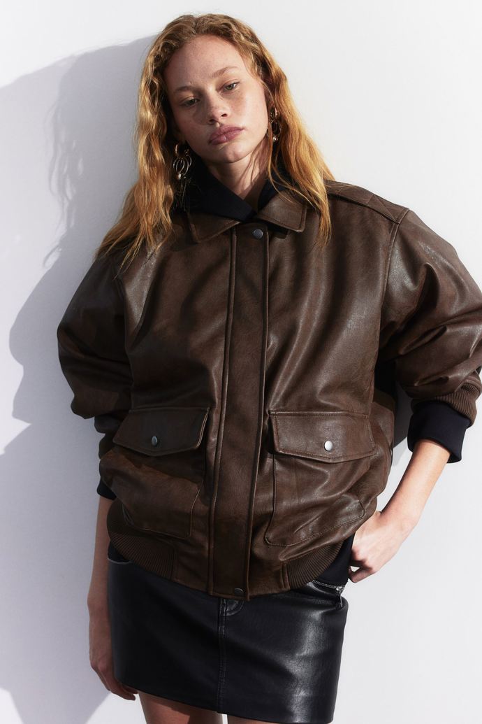 Hnědý koženkový bomber značky H&M za 1199 Kč.
