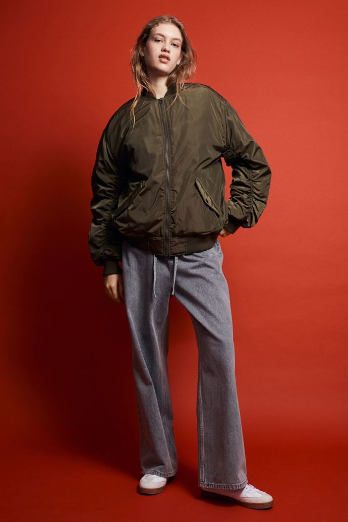 H&M bomber v khaki barvě za 549 Kč

