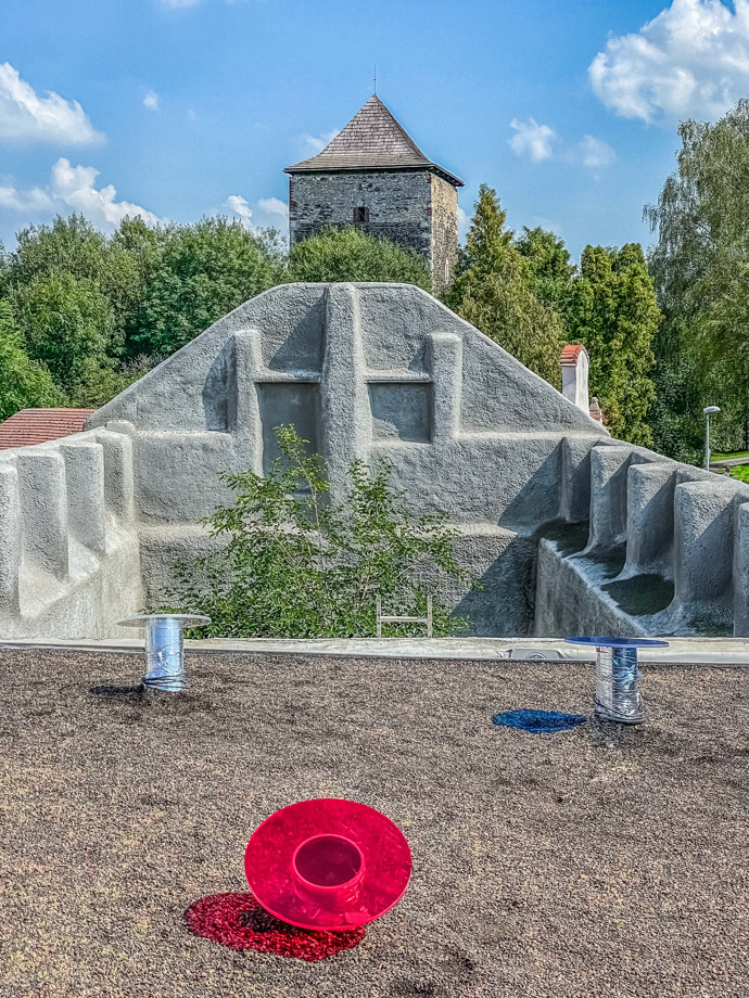 V roce 2017 získala paní Zdeňka Mašínová po téměř třiceti letech od pádu komunistického režimu rodný statek svého otce Josefa Mašína v Lošanech. Ve stejném roce vznikl spolek s cílem vytvořit zde veřejně přístupný Památník tří odbojů a jeho prostřednictvím uchovat památku a odkaz generálmajora Josefa Mašína a jeho rodiny, která ve 20. století přinesla velké osobní oběti v boji za vlast, svobodu a demokracii.
V roce 2017 získala paní Zdeňka Mašínová po téměř třiceti letech od pádu komunistického režimu rodný statek svého otce Josefa Mašína v Lošanech. Ve stejném roce vznikl spolek s cílem vytvořit zde veřejně přístupný Památník tří odbojů a jeho prostřednictvím uchovat památku a odkaz generálmajora Josefa Mašína a jeho rodiny, která ve 20. století přinesla velké osobní oběti v boji za vlast, svobodu a demokracii.