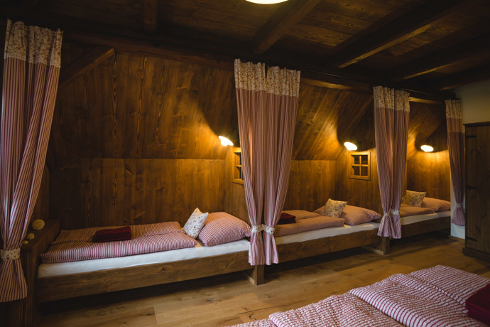 Häuslerův statek není jen místem k odpočinku, ale skutečným živým dědictvím minulosti. Díky citlivé rekonstrukci a péči majitelů se stal centrem klidu, pohody a neopakovatelných zážitků.
Häuslerův statek není jen místem k odpočinku, ale skutečným živým dědictvím minulosti. Díky citlivé rekonstrukci a péči majitelů se stal centrem klidu, pohody a neopakovatelných zážitků.