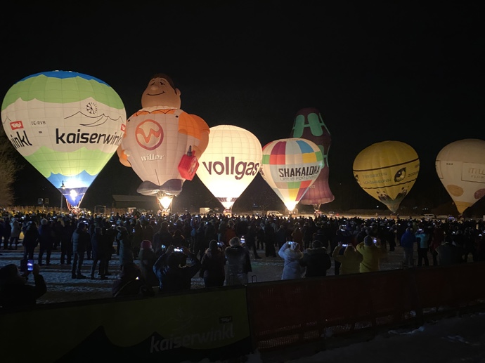 Součástí festivalu je i představení Night Glowing, které probíhá vždy jeden večer uprostřed týdne, kdy balóny prezentují světelnou show za impozantního doprovodu hudby. Jsou tu přitom k vidění i balóny různých tvarů
