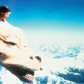 Ikonická scéna z Nekonečného příběhu, kdy Átrej letí s Falkem mraky a hraje píseň Never ending story
