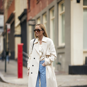 Kombinace krémového trenčkotu, světlých džínů a kovbojských kotníkových bot nikdy nezestárne.
