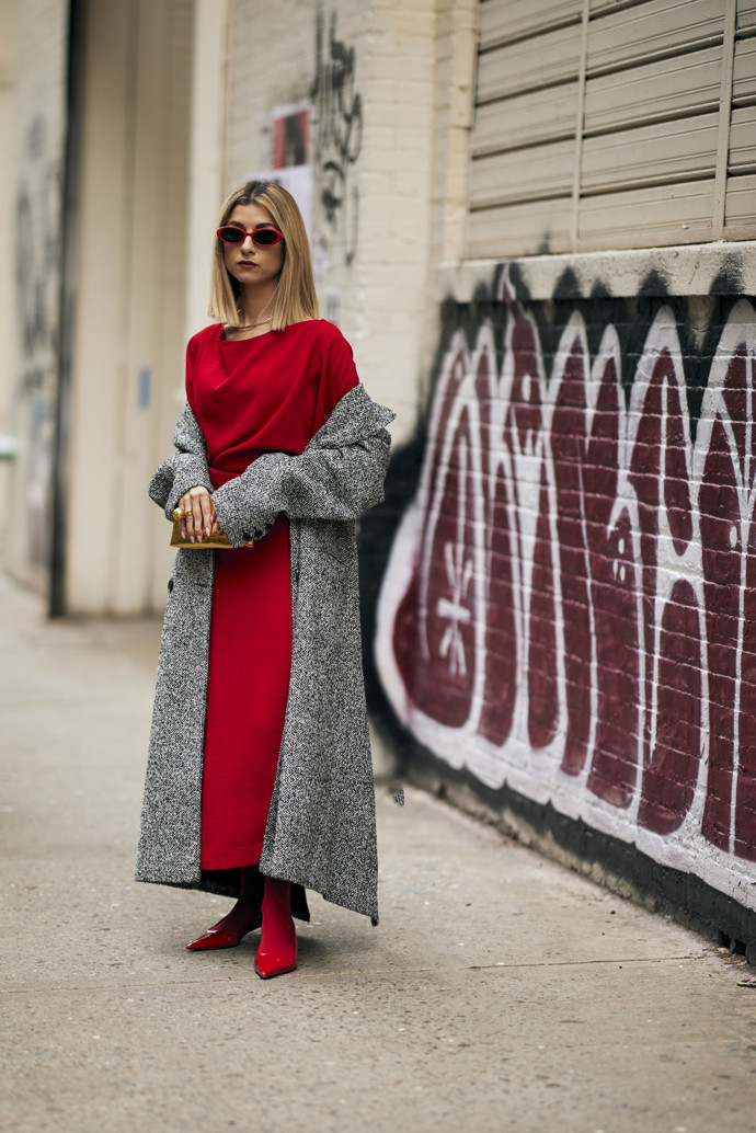 K trendy celočervenému outfitu se skvěle hodí šedý kabát.
