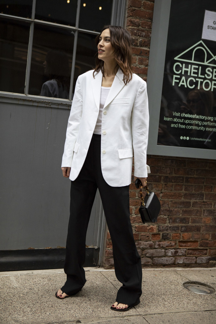 Alexa Chung zvolila na fashion week nesmrtelnou kombinaci černé a bílé
