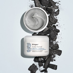 Krémový mikroexfoliační šampon obsahuje jemná čistící činidla získaná z kokosových a exfoliačních látek rostlinného původu, která jemně odstraňují odumřelou pokožku a nečistoty z pokožky hlavy a vlasů. Směs kokosového oleje, panthenolu a čajového oleje bohatého na živiny, který uklidňuje suchou podrážděnou pokožku hlavy a zároveň pomáhá obnovit rovnováhu a vlhkost. 1290 Kč
