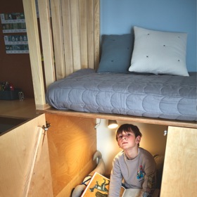 Pod postelí má Šimon výborné doupě.
