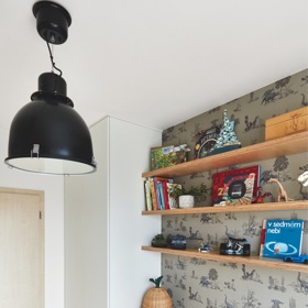 Bydlet se ségrami dvojčaty je fajn, ale někdy je třeba zalézt si do vlastního království. Osmiletý Šimon má teď díky designérce Andree Beranové pokoj jen pro sebe, kde se v klídku může věnovat své nejoblíbenější zálibě- studování dinosaurů.
