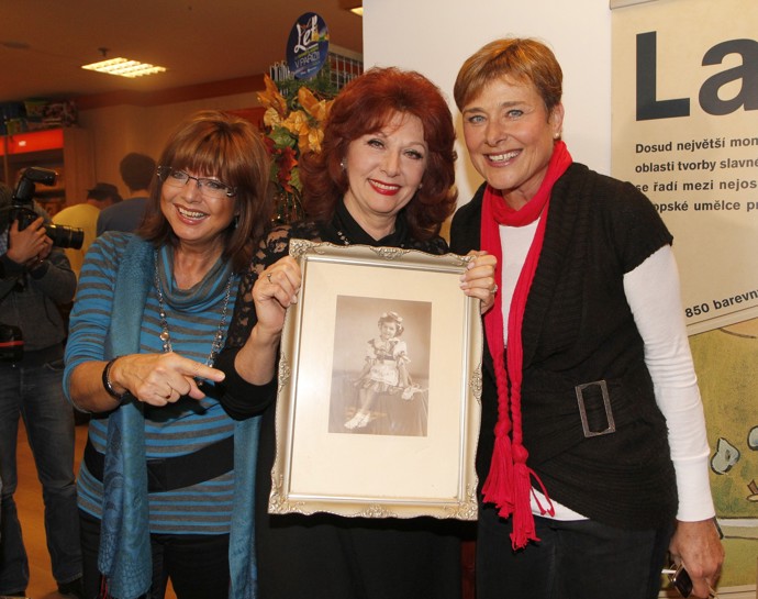 Marie Retková v roce 2012 s kolegyněmi Marií Tomsovou a Saskií Burešovou.
Marie Retková v roce 2012 s kolegyněmi Marií Tomsovou a Saskií Burešovou.