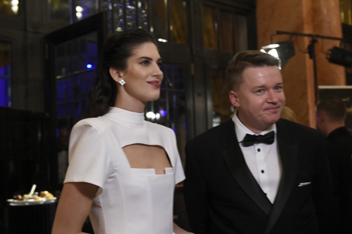Aférka, která dlouho bavila český showbyznys. Scénárista nevěděl, zda se rozhodnout pro stávající partenru a matku jeho syna, nebo dát přednost milence. Tou nebyl nikdo jiný než herečka Denisa Nesvačilová.
