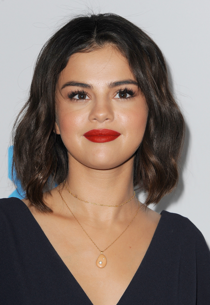 Klasický vrstvený bob lze nosit i ve vlnité verzi, na kterou sází například herečka a zpěvačka Selena Gomez.
