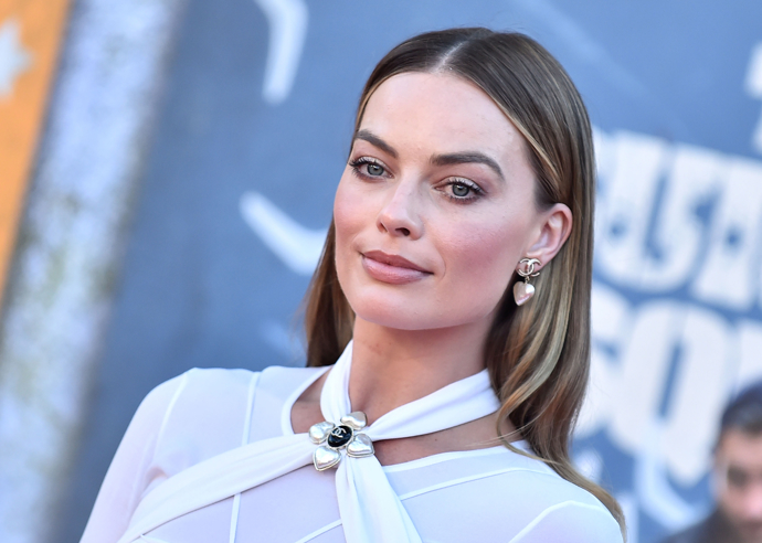 Představitelka filmové Barbie, herečka Margot Robbie na svůj dokonalý krk ráda upoutává pozornost rafinovaným střihem šatů nebo volbou šperků
Představitelka filmové Barbie, herečka Margot Robbie na svůj dokonalý krk ráda upoutává pozornost rafinovaným střihem šatů nebo volbou šperků