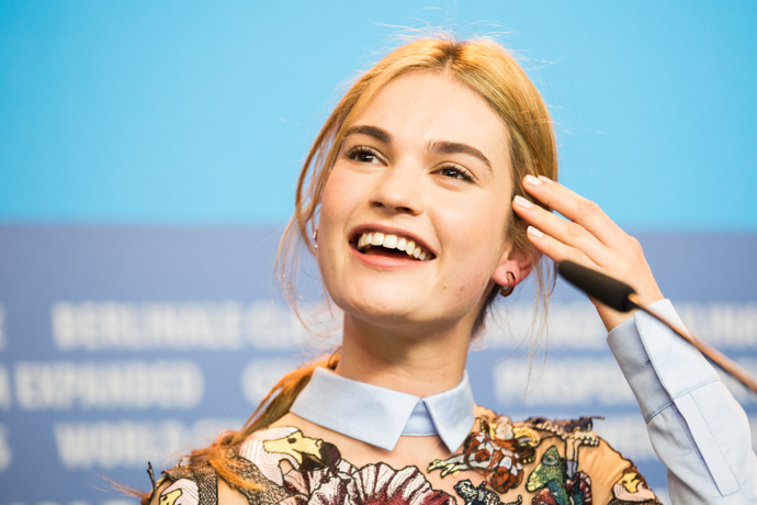 Tvář herečky Lily James rámují odborníky na krásu obdivované vlasy
Tvář herečky Lily James rámují odborníky na krásu obdivované vlasy
