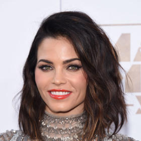 Jennin účes je střižený šikmo. Přední část je delší než zadní a konce jsou vrstvené.
