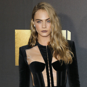 Cara Delevingne patří k uznávaným modelkám, zřejmě i díky dokonale vyrýsovaným lícním kostem
