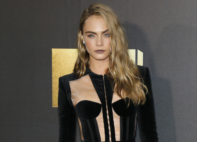 Cara Delevingne patří k uznávaným modelkám, zřejmě i díky dokonale vyrýsovaným lícním kostem
Cara Delevingne patří k uznávaným modelkám, zřejmě i díky dokonale vyrýsovaným lícním kostem