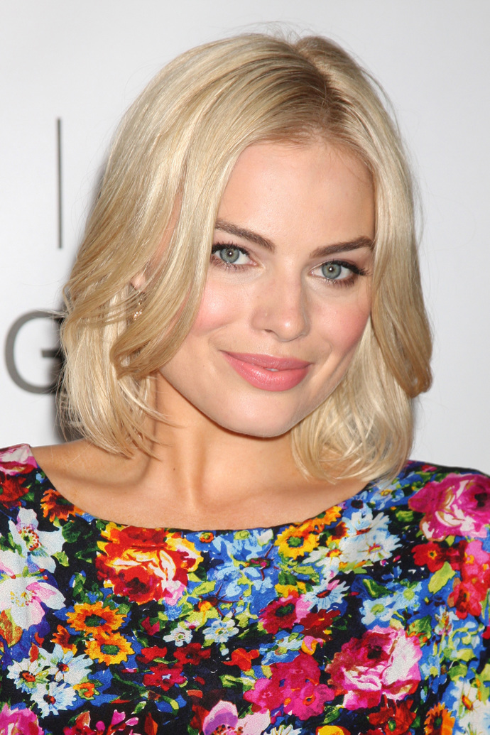 Představitelku Barbie, Margot Robbie, známe spíše s delšími vlasy. Jejímu jemnému obličeji sluší i kratší sestřih.

