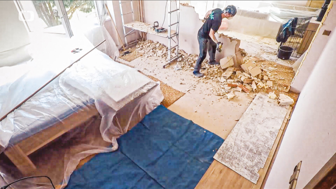 Bydlí v Českém ráji nedaleko Sobotky. Původní dispozice ale nevyhovují jejich potřebám, a tak ho postupně přestavují. Nyní přišel na řadu společný obytný prostor, který se dočkal radikální proměny. 
