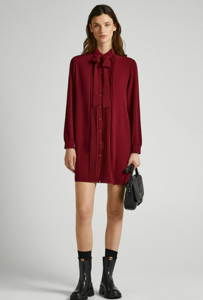 Elegantní košilové šaty v barvě burgundy s vázanou mašlí u krku od značky Pepe Jeans, přibližná cena 2 520 Kč
