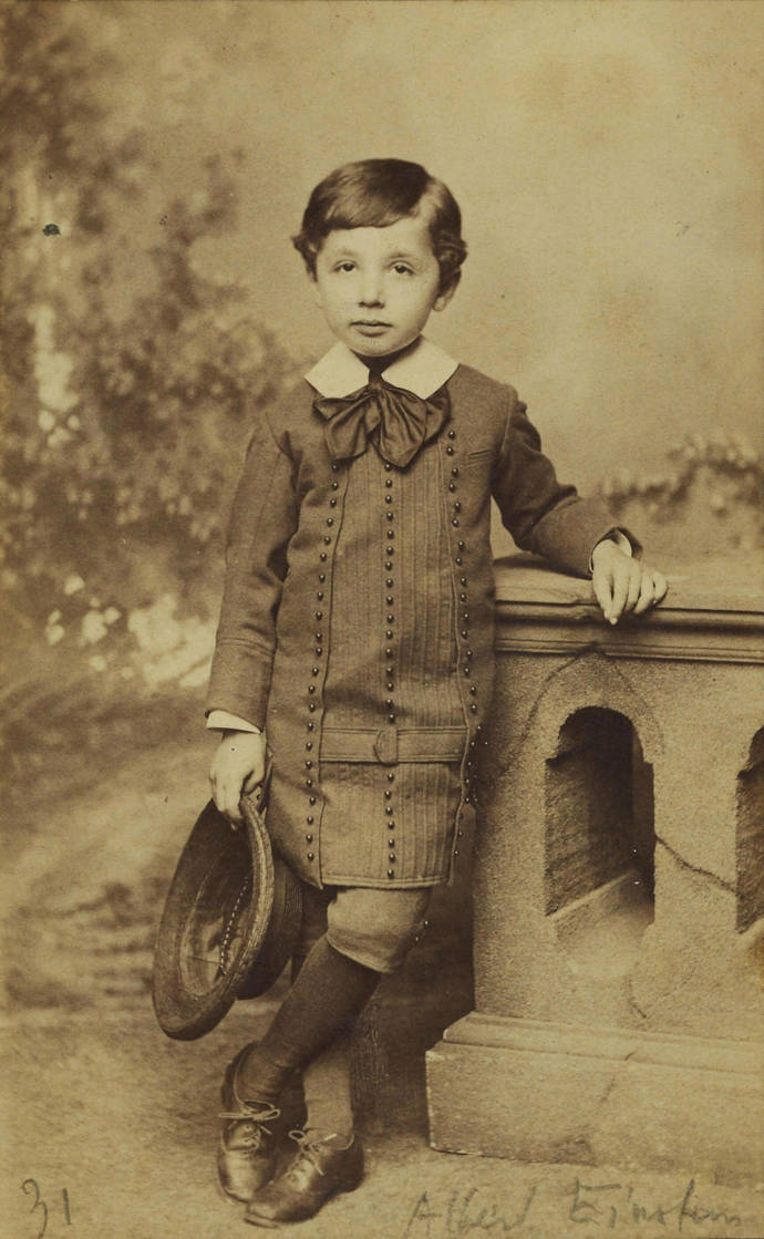 Albert Einstein na fotografii z roku 1884, kdy mu bylo pouhých 5 let.
