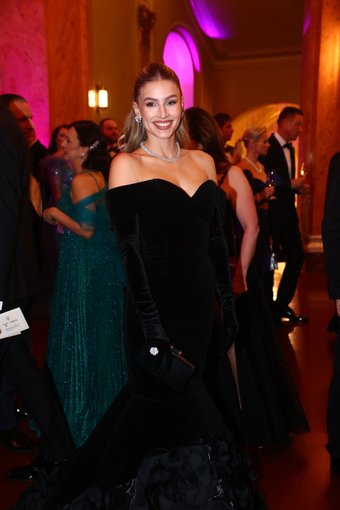 Modelka Karolína Mališová též vsadila na černou barvu šatů, které byly elegantní a sofistikované.
Modelka Karolína Mališová též vsadila na černou barvu šatů, které byly elegantní a sofistikované.
