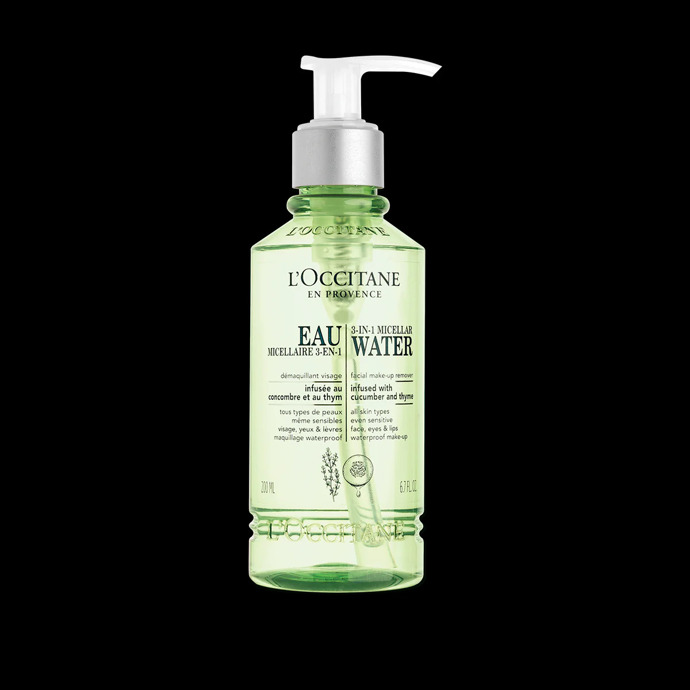 Micelární voda 3 v 1, která účinně odstraňuje make-up a zanechává pleť svěží a zářivou den po dni. Díky své osvěžující textuře jemně odstraňuje i voděodolný make-up a nečistoty (viditelné stopy znečištění, přebytečný kožní maz atd.) Pleť je oživená a připravená na následující produkty Pokožka je hydratovaná a jemnější Okurka je známá svými osvěžujícími vlastnostmi Tymián je bohatý na zinek, který pomáhá redukovat skvrny na pokožce. Od 280 Kč
Micelární voda 3 v 1, která účinně odstraňuje make-up a zanechává pleť svěží a zářivou den po dni. Díky své osvěžující textuře jemně odstraňuje i voděodolný make-up a nečistoty (viditelné stopy znečištění, přebytečný kožní maz atd.) Pleť je oživená a připravená na následující produkty Pokožka je hydratovaná a jemnější Okurka je známá svými osvěžujícími vlastnostmi Tymián je bohatý na zinek, který pomáhá redukovat skvrny na pokožce. Od 280 Kč