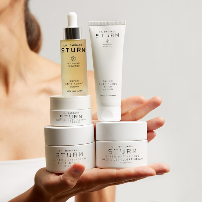 Super Anti-Aging Face Cream účinně vyhlazuje vrásky a zároveň poskytuje jak okamžitý, tak i dlouhodobé omlazující efekt. Molekula proti stárnutí chrání pleť, zatímco extrakt z křídlatky luční obnovuje přirozené rozjasnění pleti a šrucha zelná pomáhá bránit pleť před působením volných radikálů. Díky biopolymerům z planktonu je pleť na pohled pevnější a pružnější, zatímco vysoká koncentrace kyseliny hyaluronové s krátkými i dlouhými molekulovými řetězci hydratují pleť na povrchu i hluboko. 6990 Kč
