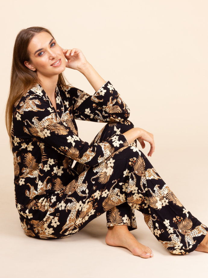 Elegantní pyžamo z kolekce Tropical Dream z jemné viskózy s trendy potiskem s motivy z džungle. Opět vhodné jako kostýmek k dennímu nošení, Valery, 5 280 Kč
