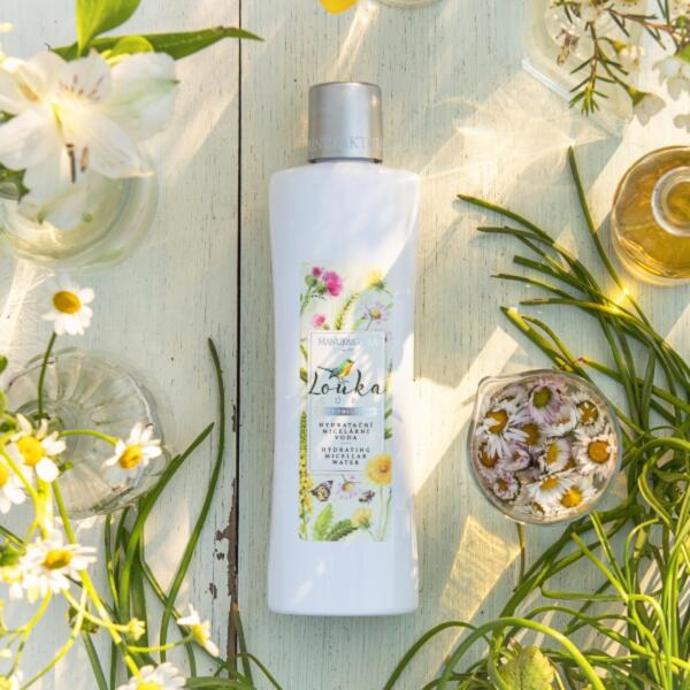 Ochranná, detoxikační a hydratační micelární voda LOUKA s anti-pollution komplexem z českých a slovenských bylin a ovoce velmi šetrně odstraní voděodolný make-up a další nečistoty a zároveň udržuje přirozenou rovnováhu pleti. Po použití je pleť pečlivě odlíčená, dokonale vyčištěná, jemná, svěží a hydratovaná. Ideální pro život ve městě. 209 Kč
Ochranná, detoxikační a hydratační micelární voda LOUKA s anti-pollution komplexem z českých a slovenských bylin a ovoce velmi šetrně odstraní voděodolný make-up a další nečistoty a zároveň udržuje přirozenou rovnováhu pleti. Po použití je pleť pečlivě odlíčená, dokonale vyčištěná, jemná, svěží a hydratovaná. Ideální pro život ve městě. 209 Kč
