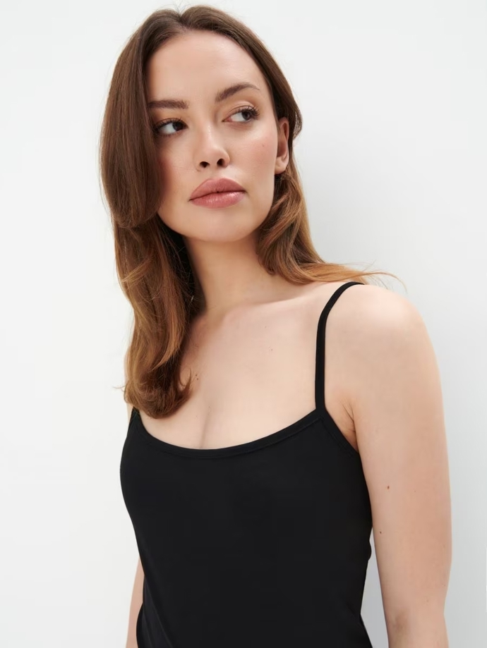 Pro elegantnější look můžete využít top s úzkými ramínky, Mohito, 129 Kč
Pro elegantnější look můžete využít top s úzkými ramínky, Mohito, 129 Kč