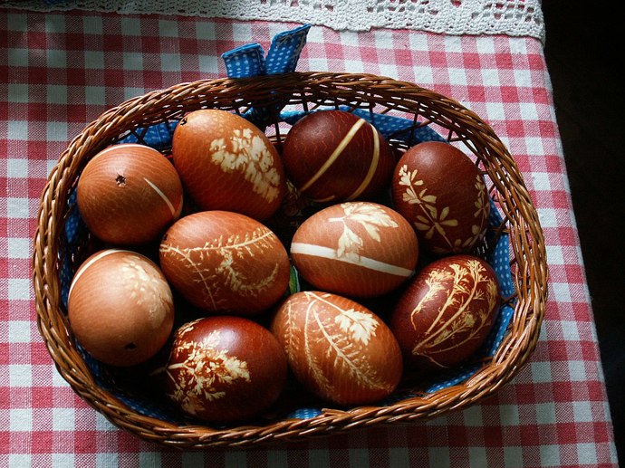 Zdobení velikonočních vajíček obarvených přírodní cestou - cibulovými slupkami. Před ponořením do barvicí lázně se k vajíčkům přikládají přírodní kvítky a lístečky a fixují se silonkami nebo obinadlem.
