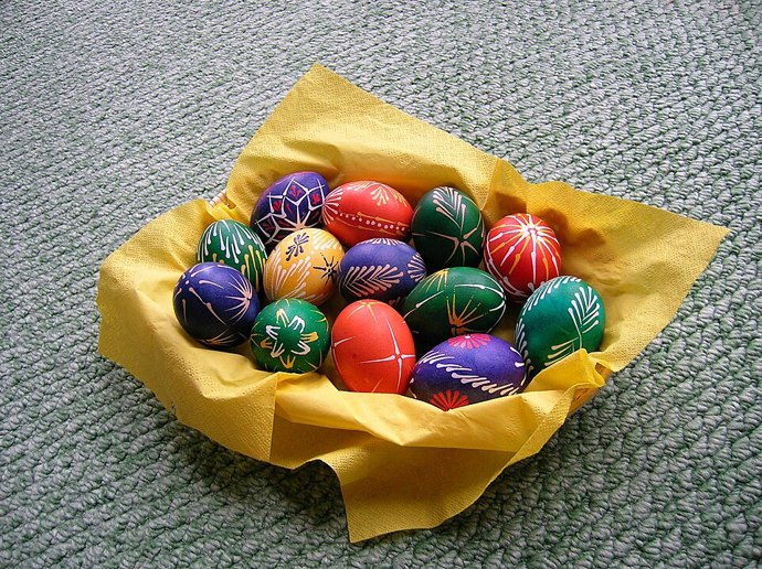 Barevná velikonoční vajíčka zdobená batikou.
