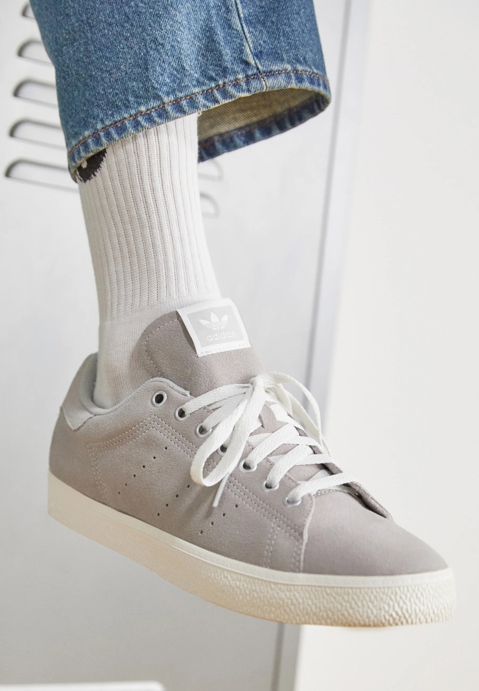 Boty: Adidas, 2 400 Kč
