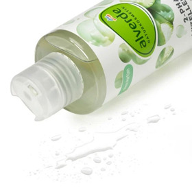 Micelární pleťová voda bio aloe vera & bio okurka šetrně odstraní přebytečný maz i voděodolný make-up díky speciální dvoufázové micelární technologii. Výtažek z bio okurky a bio aloe very dodává pleti pocit svěžesti. Zároveň glycerin & betain udržují hydrataci pokožky a chrání ji tak před vysoušením. Bio hroznový olej a bio sójový olej intenzivně pečují o pokožku, aniž by zanechávaly pocit mastné pleti. Bez obsahu látek na bázi minerálních olejů, bez geneticky modifikovaných složek. 85 Kč
