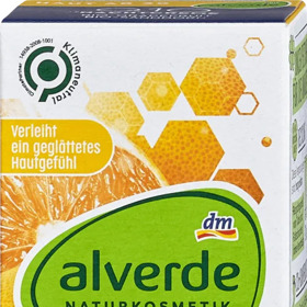Pleťový noční krém Q10 s výtažkem z grapefruitu, rakytníkovým olejem, přírodním koenzymem Q10, výtažkem z bio grapefruitu, bio rakytníkovým olejem a bio výtažkem z aceroly zásobuje pokožku přírodním vitamínem C napomáhá k regeneraci pokožky během noci, redukuje první známky vrásek a působí proti předčasnému stárnutí pokožky. Cena: 90 Kč
