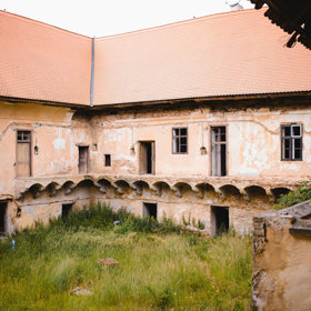 Čtyřkřídlý zámek s vnitřním nádvořím byl přestavěn kolem roku 1651 ze starší tvrze, v roce 1754 byl upraven. Od roku 1978 sídlilo v objektu JZD Rozkvět, dále zde byla likérka, sýrárna i byty.
