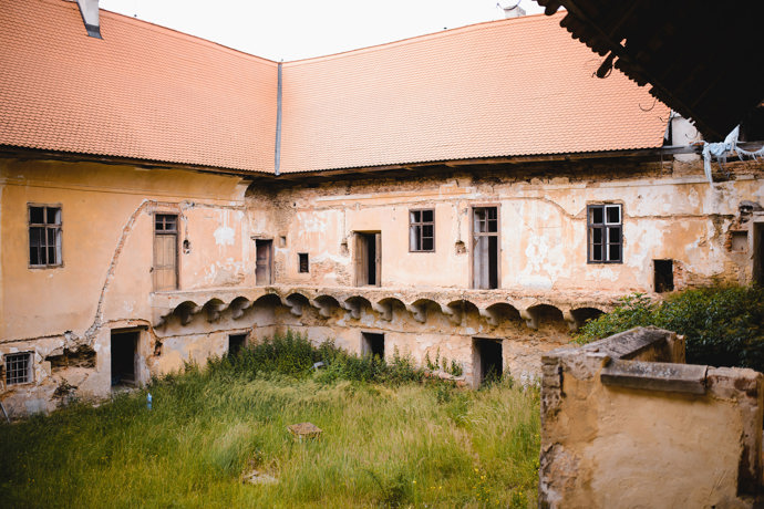 Čtyřkřídlý zámek s vnitřním nádvořím byl přestavěn kolem roku 1651 ze starší tvrze, v roce 1754 byl upraven. Od roku 1978 sídlilo v objektu JZD Rozkvět, dále zde byla likérka, sýrárna i byty.
