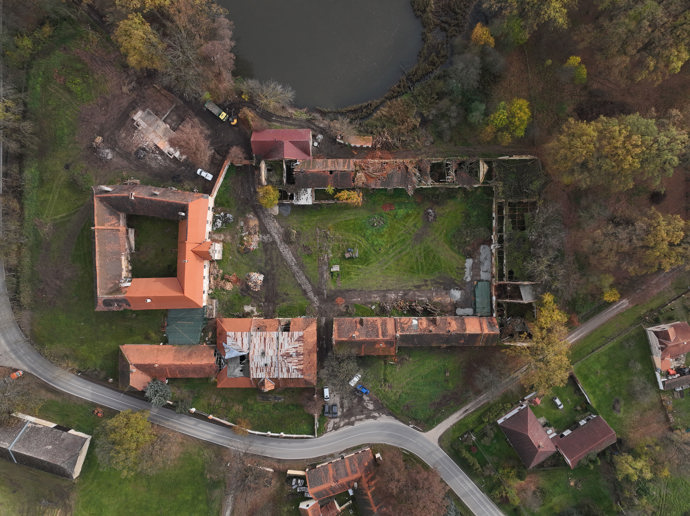  Architektům zároveň bylo hned jasné, že zámek může mít před sebou ještě velkou budoucnost. „Delší dobu jsme hledali nemovitost, do které vložit naše know how. Chceme Bzí vdechnout nový život, hledáme jeho skrytý potenciál. Nedaleká vesnice Bzí je sama o sobě hodně malá, a tak je v okolí příjemný klid. Zároveň má skvělou polohu v rámci dopravní dostupnosti. Až se podaří dostavět dálnici z Prahy do jižních Čech, bude zámek vzdálen jen hodinu jízdy z hlavního města,“ říká Jana Mastíková.

 
