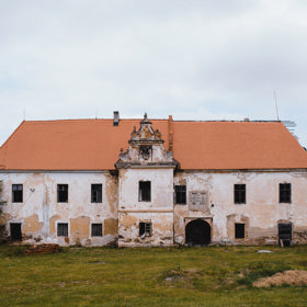 „Zámek byl svépomocí udržovaný, a i když postupně chátral, stále v něm byl život. Po revoluci ale bohužel nastal zlom. Objekt šel z ruky do ruky různým majitelům a nakonec se objevil ve veřejné dražbě,“ popisuje Jana Mastíková, hlavní architektka studia LOXIA, které se rozhodlo do dražby zapojit a zámek koupil. Architektonické studio LOXIA se rozhodla koupit zámek Bzí ze 14. století, který dlouhá léta chátral.
