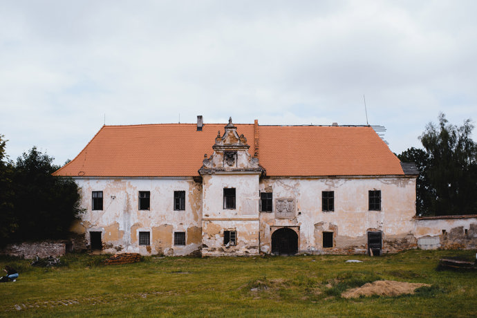 „Zámek byl svépomocí udržovaný, a i když postupně chátral, stále v něm byl život. Po revoluci ale bohužel nastal zlom. Objekt šel z ruky do ruky různým majitelům a nakonec se objevil ve veřejné dražbě,“ popisuje Jana Mastíková, hlavní architektka studia LOXIA, které se rozhodlo do dražby zapojit a zámek koupil. Architektonické studio LOXIA se rozhodla koupit zámek Bzí ze 14. století, který dlouhá léta chátral.
