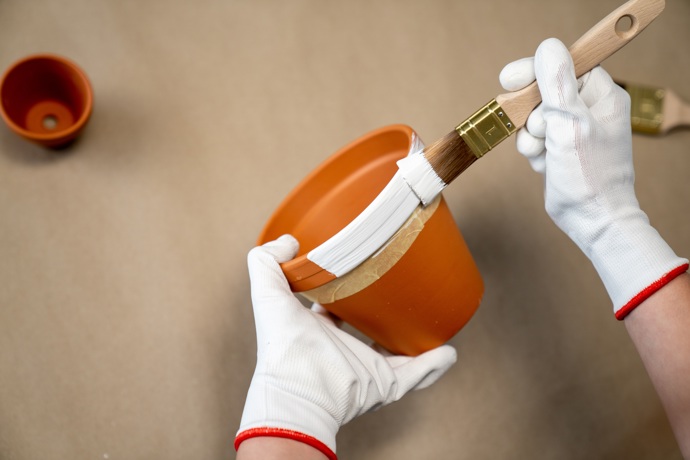 Bílou barvu důkladně rozmíchejte a okraj natřete pomocí úzkého štětce, a to ve 2 vrstvách s odstupem 4 hodin.
Bílou barvu důkladně rozmíchejte a okraj natřete pomocí úzkého štětce, a to ve 2 vrstvách s odstupem 4 hodin.