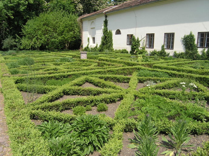 Bylinková zahrádka je zajímavě upravená.
Bylinková zahrádka je zajímavě upravená.
