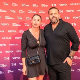Radek Kašpárek s manželkou na tiskové konferenci TV Nova v srpnu 2023.
