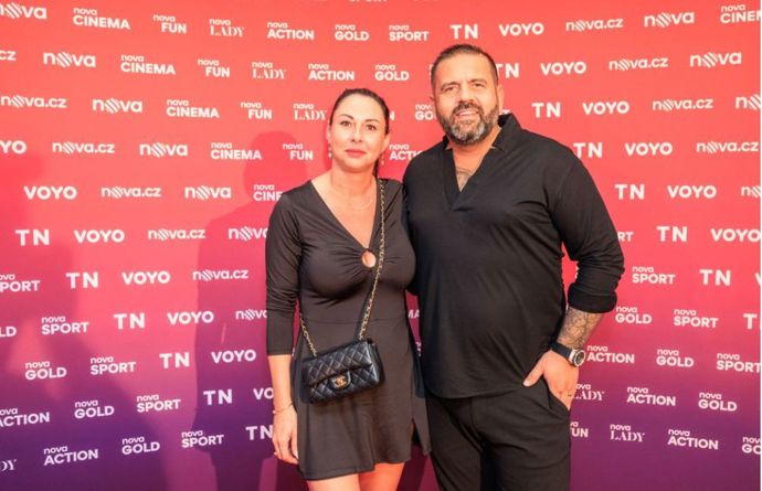 Radek Kašpárek s manželkou na tiskové konferenci TV Nova v srpnu 2023.
