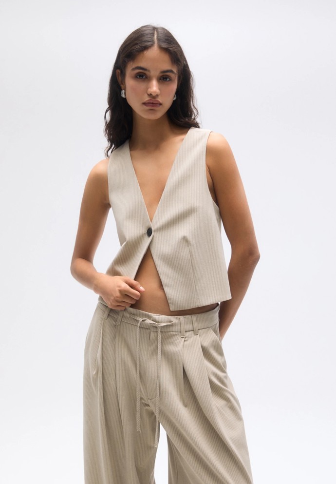 PULL&BEAR, cena 599 Kč.
PULL&BEAR, cena 599 Kč.