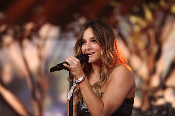 Dnes se Alisan Porter živí především jako zpěvačka. Malou kudrnatou holku byste v ní hledali jen těžko.
