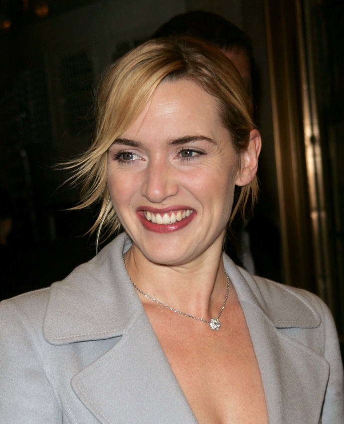 K dlouhému obdelníkovému tvaru obličeje jde ale i ofina, jako ji nosí Kate Winslet
K dlouhému obdelníkovému tvaru obličeje jde ale i ofina, jako ji nosí Kate Winslet