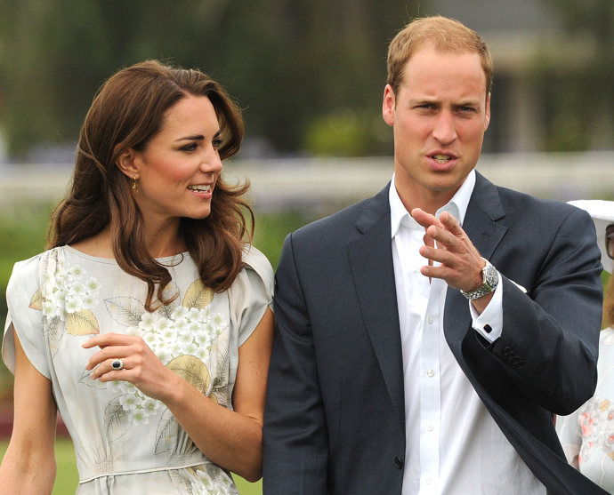 Princezna Kate prsten sundává jen zcela výjimečně. Pouze na akce, kde by hrozilo jeho poškození, případně s rizikem, že by mohl být nebezpečím například při návštěvě nemocných dětí v nemocnici.
Princezna Kate prsten sundává jen zcela výjimečně. Pouze na akce, kde by hrozilo jeho poškození, případně s rizikem, že by mohl být nebezpečím například při návštěvě nemocných dětí v nemocnici.
